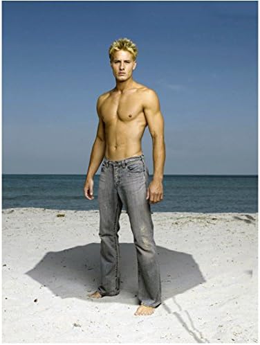 ג'סטין הרטלי הוא אקוומן ללא חולצה על שרירי כיפוף חוף 8 x 10 אינץ 'צילום