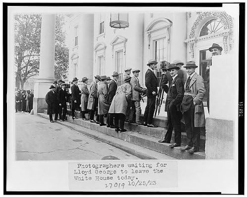 צילום היסטורי -פינדס: צלמים הממתינים ללויד ג'ורג 'לעזוב את הבית הלבן, 25 באוקטובר 1923