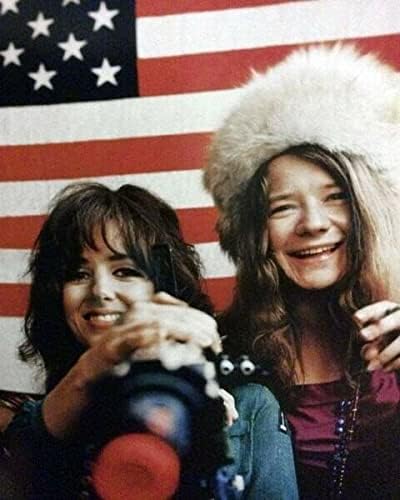 ג'ניס ג'ופלין וגרייס סליק בסביבות 1967 חיוך מול דגל אמריקאי 8x10 צילום