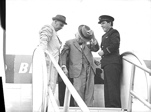 תצלום וינטג 'של ווינסטון צ'רצ'יל במטוס, אוחז בכובעו.